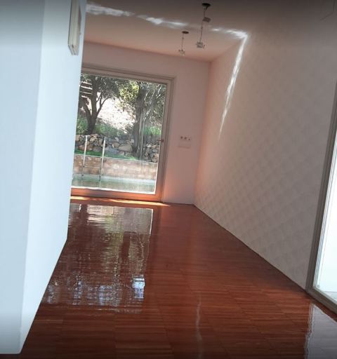 Habitación con parquet barnizado y rodapié