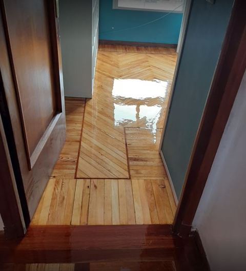Pasillo de parquet con cenefa recién barnizado