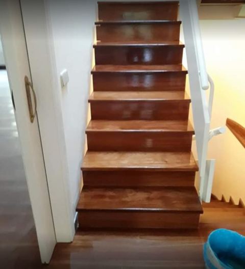 Escalera de madera acuchillada y barnizada