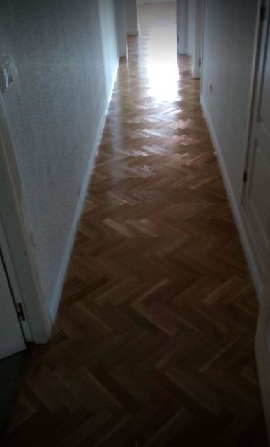 Pasillo con parquet en espiga