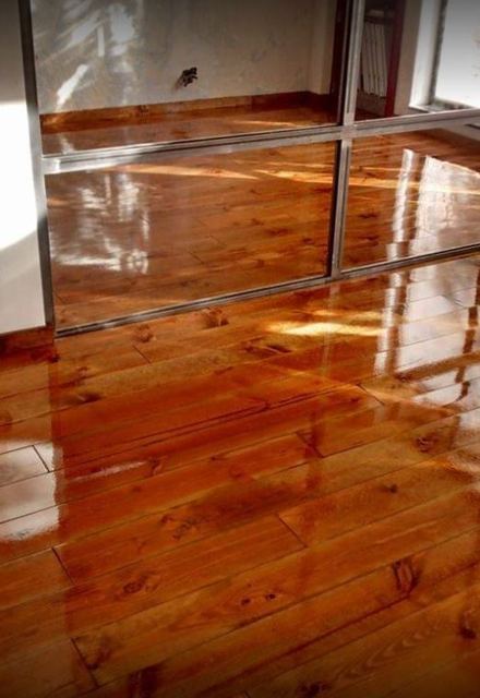 Parquet barnizado en estancia con mamparas de cristal