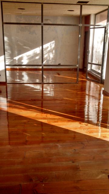 Parquet acuchillado y barnizado en un salón luminoso