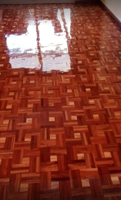 Parquet mosaico en tonos rojizos