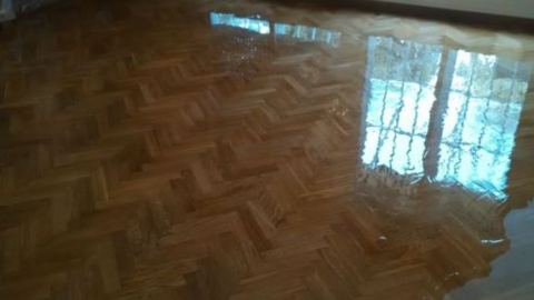 Suelo de parquet barnizado con gran brillo
