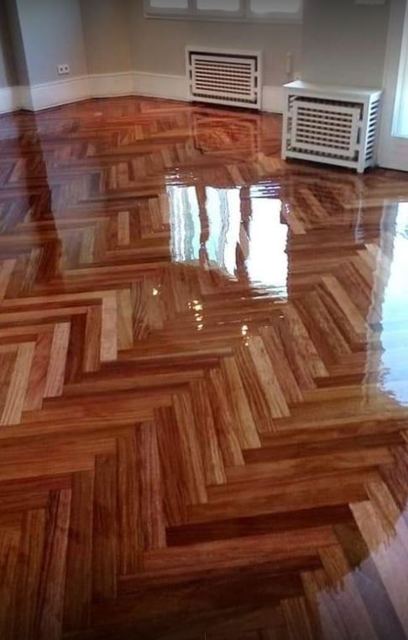 Parquet en espiga barnizado con brillo intenso