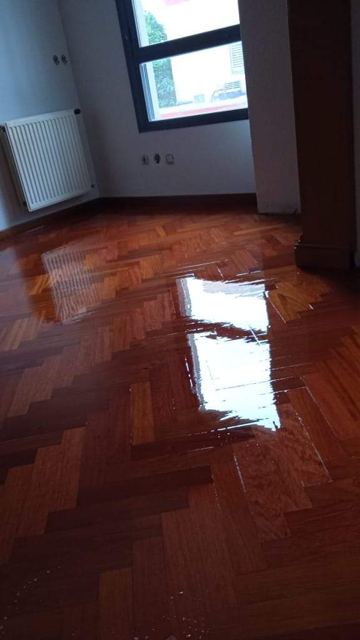 Parquet oscuro barnizado en habitación