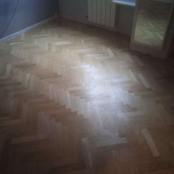 Parquet rayado y sin brillo