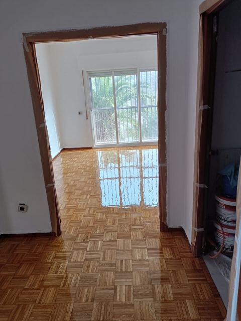 Parquet de damas restaurado en pasillo