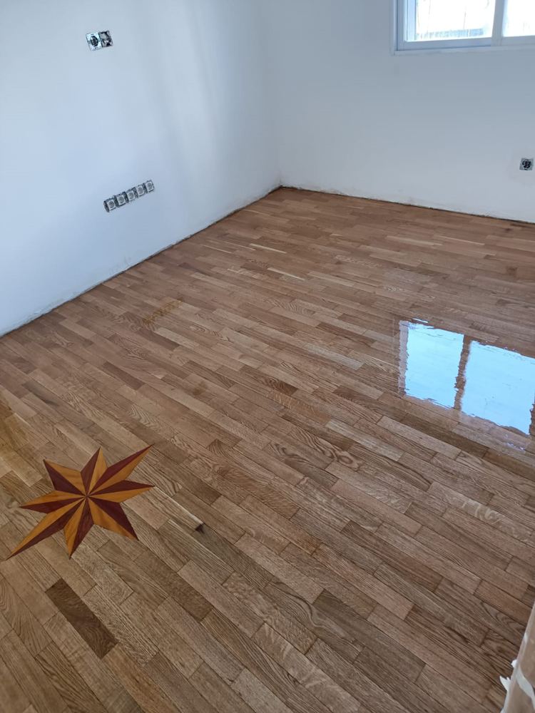 Parquet con rosa de los vientos de marquetería