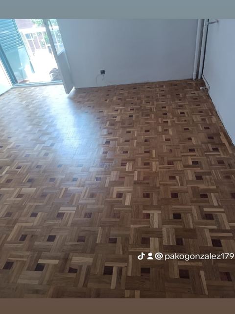 Parquet mosaico acuchillado en dormitorio