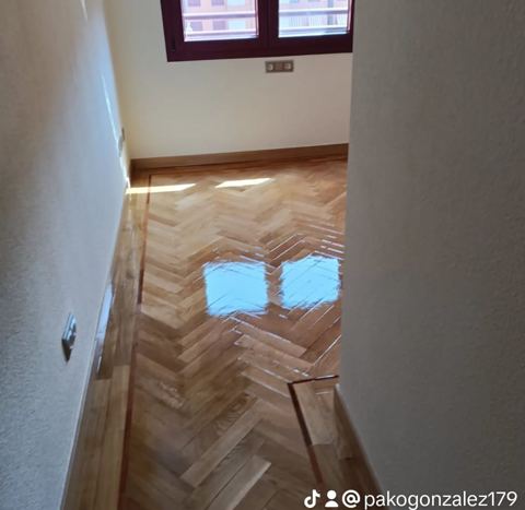 Parquet en espiga barnizado en pasillo