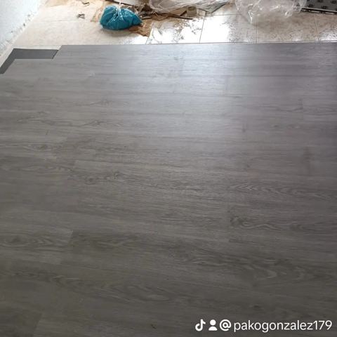 Suelo laminado gris recién instalado