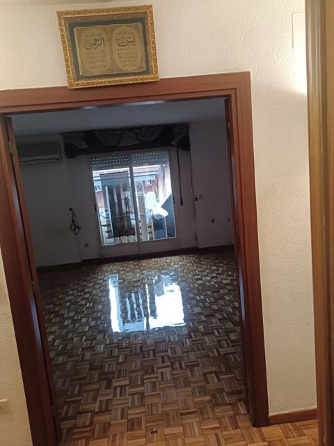 Parquet barnizado visto desde la puerta