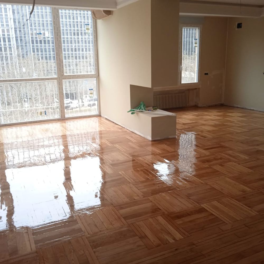 Salón con parquet en espiga recién barnizado