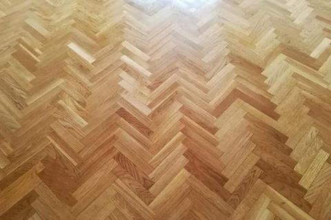 Parquet en espiga lijado y barnizado